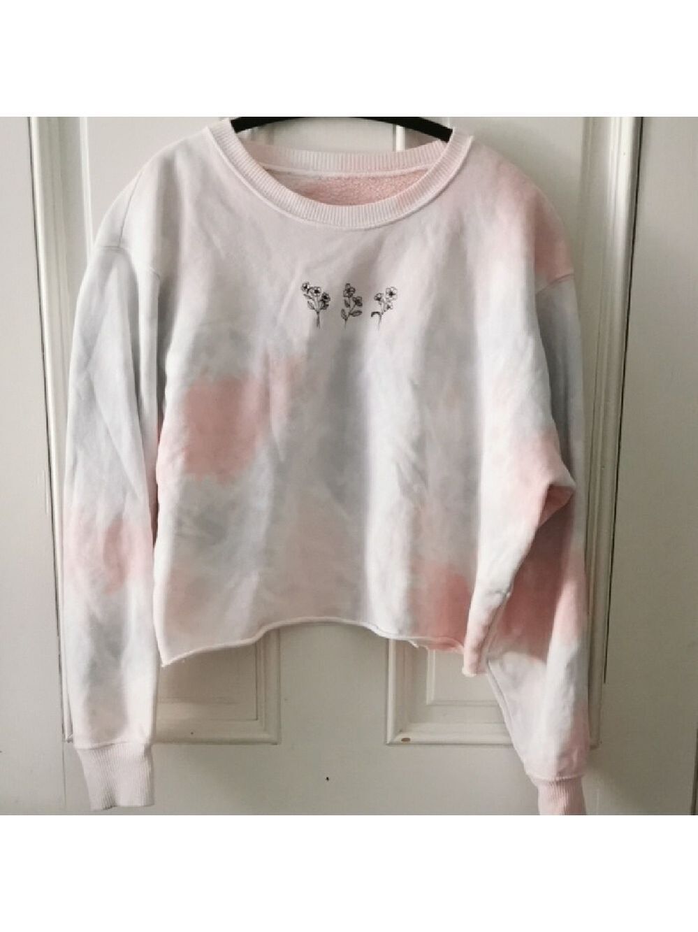 Hollister cropped crewneck tiedye sweatshirt. Embroidered 🌸. Size M